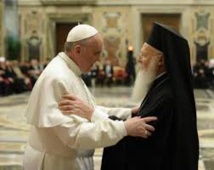 Los papas Francisco-a la izquierda-y Bartolomeo Los papas Francisco-a la izquierda-y Bartolomeo