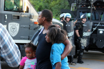 Manifestantes y policías en Ferguson Manifestantes y policías en Ferguson