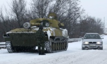 Un tanque en la carretera entre Donetsk y Lugansk, en la zona rebelde