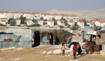 Miembros de la tribu Jahalin al lado de Maale Adumim