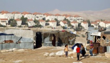Miembros de la tribu Jahalin al lado de Maale Adumim Miembros de la tribu Jahalin al lado de Maale Adumim