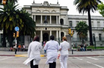 Tres médicos se dirigen al Hospital Militar donde se encuentran los seis presos liberados