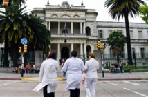 Tres médicos se dirigen al Hospital Militar donde se encuentran los seis presos liberados Tres médicos se dirigen al Hospital Militar donde se encuentran los seis presos liberados
