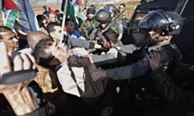 Ziad Abu Ein, cogido por policías israelíes Ziad Abu Ein, cogido por policías israelíes