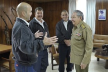 Los tres agentes cubanos liberados con Raúl Castro Los tres agentes cubanos liberados con Raúl Castro