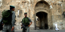 Policía de fronteras israelí ante la puerta de los leones de Jerusalén