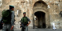 Policía de fronteras israelí ante la puerta de los leones de Jerusalén Policía de fronteras israelí ante la puerta de los leones de Jerusalén