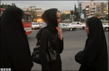 Dos mujeres, agentes de la policía de la moralidad, trabajando en Irán