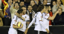 Algunos jugadores del Valencia con Otamendi-segundo por la izquierda-celebran su gol