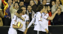 Algunos jugadores del Valencia con Otamendi-segundo por la izquierda-celebran su gol Algunos jugadores del Valencia con Otamendi-segundo por la izquierda-celebran su gol