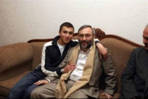 Yihad Imad Mugnie, a la izquierda, con su padre Imad Mugnie