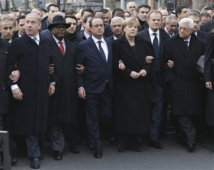 De izquierda a derecha, Netanyahu, Keita, Hollande, Merkel, Tusk y Abbas en la manifestación de París