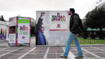 Un griego pasa ante un cartel electoral de Syriza