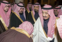 El rey Salman recibe condolencias por la muerte de su hermanastro El rey Salman recibe condolencias por la muerte de su hermanastro
