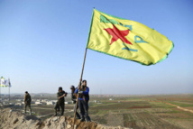 Kurdos sirios izan la bandera de su partido Kurdos sirios izan la bandera de su partido