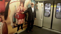 Fernando Botero, en el metro de Medellín, en Colombia, junto a una réplica de una de sus pinturas