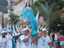 Algunos llevan una estatua de Iemanjá Algunos llevan una estatua de Iemanjá