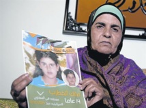 La madre de Malak con una foto de su hija La madre de Malak con una foto de su hija