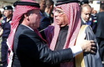 El rey Abdulá con el padre del piloto asesinado por el estado islámico El rey Abdulá con el padre del piloto asesinado por el estado islámico