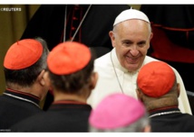Papa promete a cardenales "total transparencia" en la reforma de la Curia