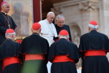El papa con algunos cardenales