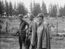 El comandante Pat Quinlan-a la izquierda-en 1961