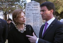 Manuel Valls-a la derecha-en el homenaje.