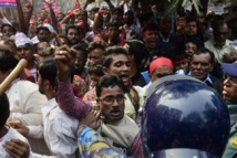 Manifestantes y policías en Bangladesh