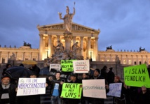 Manifestantes contra la nueva ley ante el parlamento austríaco