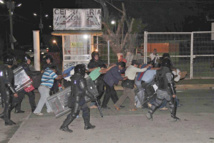 Policías detienen a maestros en el aeropuerto de Acapulco Policías detienen a maestros en el aeropuerto de Acapulco