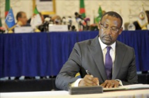 El ministro de exteriores de Malí, Abdulay Diop, firma el acuerdo