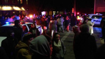 La gente se concentra para protestar por el asesinato del joven negro