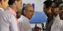 Delegados del gobierno colombiano-a la izquierda-y de las FARC, en Cuba. Delegados del gobierno colombiano-a la izquierda-y de las FARC, en Cuba.