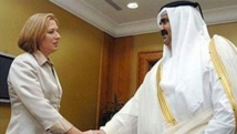 Tzipi Livni-a la izquierda-con el ex-emir de Catar Hamad bin Jalifa Az Zani, en una imagen de archivo