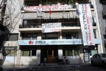 Los anarquistas ocupan la sede de Syriza y despliegan pancartas Los anarquistas ocupan la sede de Syriza y despliegan pancartas