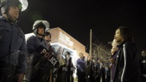 Policias y manifestantes en Ferguson, Missouri