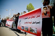 Manifestantes contra los bombardeos en Saná, Yemen, llevan una pancarta en la que se lee "¿Estás de acuerdo con el ataque? Israel también está de acuerdo"