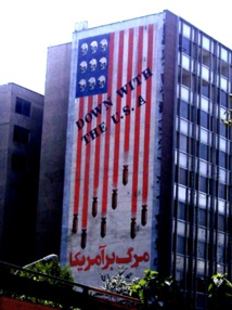 Mural donde se lee "abajo estados unidos", en Irán