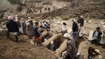 La gente cava tumbas para las víctimas de los bombardeos