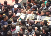 Los jóvenes llevan el ataúd durante el funeral Los jóvenes llevan el ataúd durante el funeral