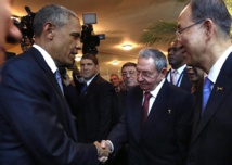 Barack Obama-a la izquierda-y Raúl Castro