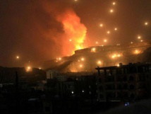 Bombardeo nocturno de los saudís en Aden Bombardeo nocturno de los saudís en Aden