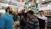 Manifestantes palestinos protestan en un supermercado en Rami Levy, en Palestina Manifestantes palestinos protestan en un supermercado en Rami Levy, en Palestina