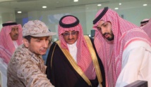 Muhammad bin Salman-a la derecha-.