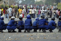 Policías y manifestantes en Burundi