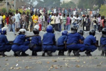 Policías y manifestantes en Burundi Policías y manifestantes en Burundi