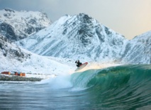 Un surfista en las islas Lofoten en Noruega Un surfista en las islas Lofoten en Noruega