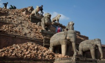 El templo de Bhaktapur, medio destruido El templo de Bhaktapur, medio destruido