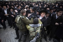 Policías y ultraortodoxos durante una manifestación en Jerusalén