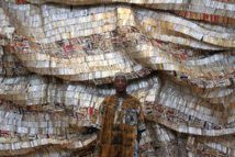 El Anatsui delante de una de sus obras